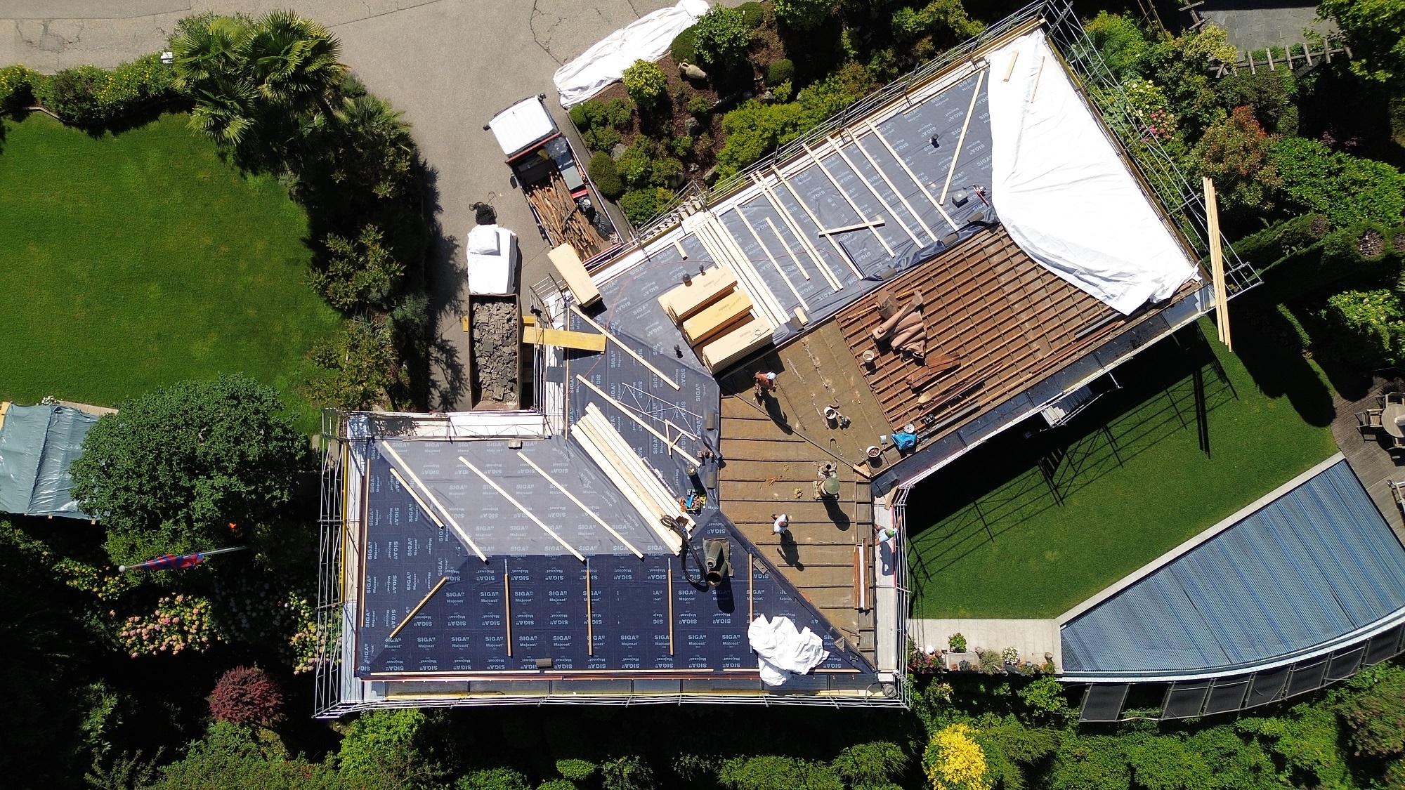 Tetto in legno con pannelli fotovoltaici integrati su casa unifamiliare in Canton Ticino — esempio di tetto 3-in-1 con isolamento e comfort estivo